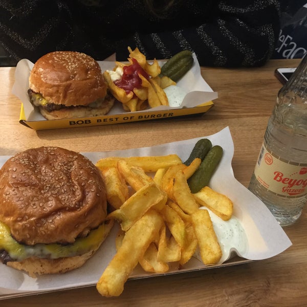 Foto tirada no(a) B.O.B Best of Burger por GÖKHAN A. em 2/14/2019