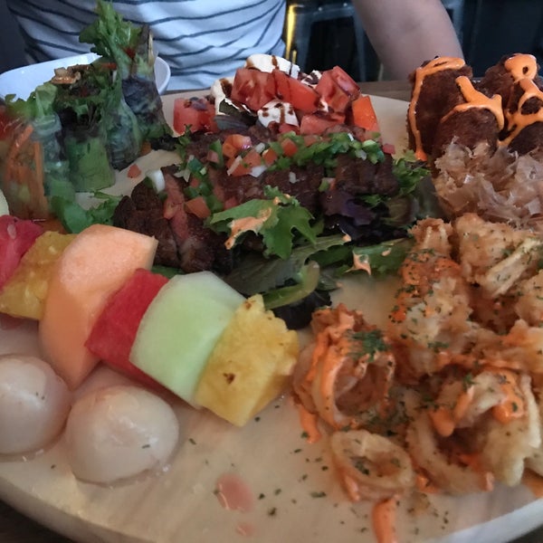 Foto tomada en The Maze Bar + Eatery  por Liana L. el 7/29/2017