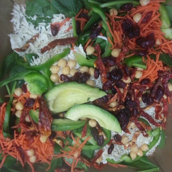 1/3/2014에 ShoppingandInfo M.님이 California Monster Salads에서 찍은 사진