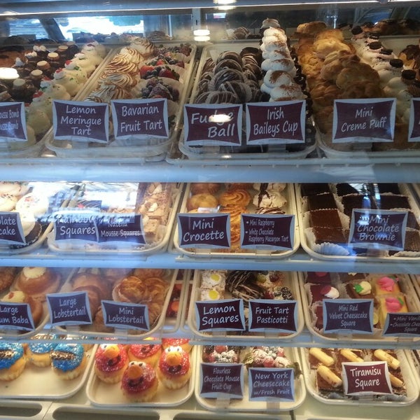 Photo prise au Bovella’s Pastry Shoppe par Rosemary D. le3/21/2014