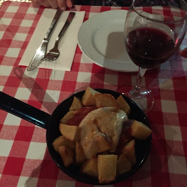 Patatas bravas,sarmısaklı mantar,acı soslu biftek yanında kırmızı şarap şahane.Yemekler de atmosfer de fiyatlar da güzel.👍🏼👍🏼