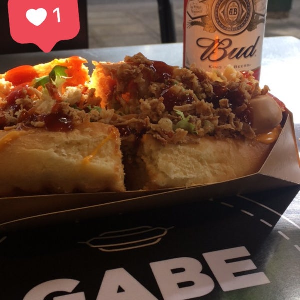 Vous êtes près de la place de la République et vous avez envie d'un bon hot-dog ? Testez Gabe, service ultra rapide et bons choix d'accompagnements, entre 6 et 8€ le hot-dog