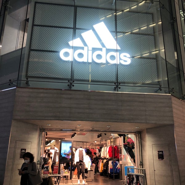 Photos At Adidasブランドコアストア 新宿 新宿区 東京都