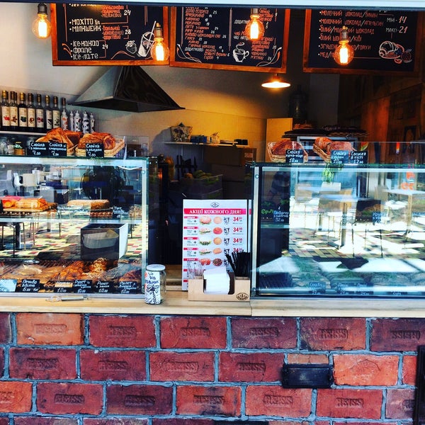 Лев пекарен. Кафе лев. Астрахань улица льва толстого 2/10 булочная. Булочная братья калачи. Лев пекарен.