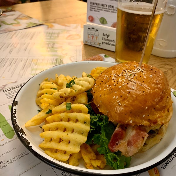 Photo taken at makamaka Burger, Bar &amp; Grill by oli s. on 10/3/2019