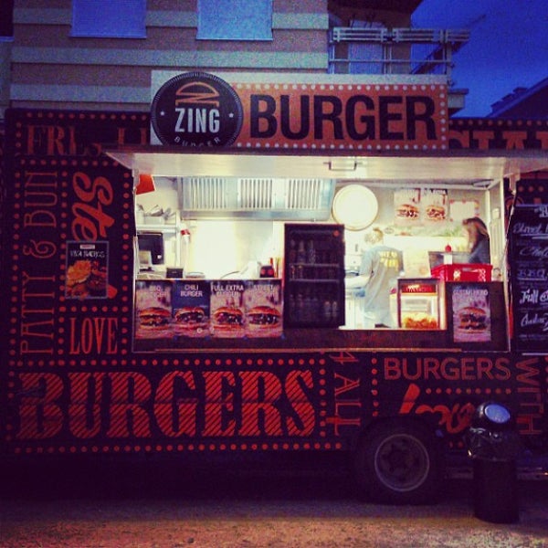 9/25/2013 tarihinde aleksanderziyaretçi tarafından Zing Burger'de çekilen fotoğraf
