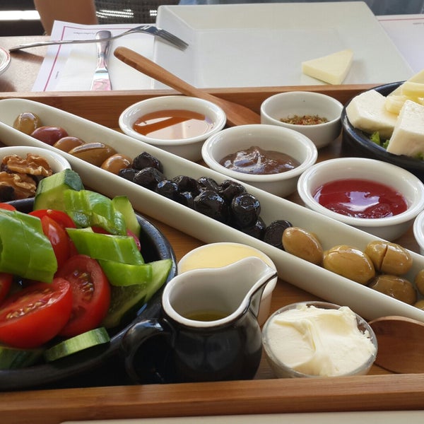 Das Foto wurde bei Cafe Cafen - Cafe &amp; Bistro von Şirin am 6/16/2018 aufgenommen
