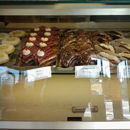 Das Foto wurde bei A Taste of Denmark Bakery von Saira M. am 11/9/2012 aufgenommen