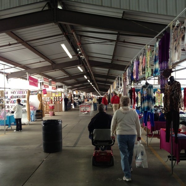 Photo prise au Mesa Market Place Swap Meet par Joe Y. le12/22/2012