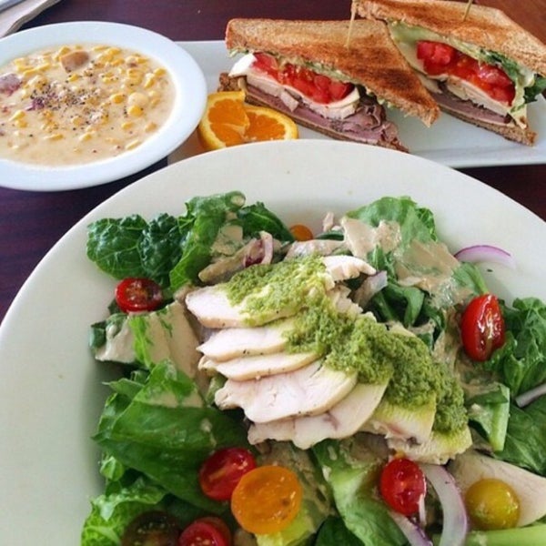 These are the classics the ginger wasabi salad with corn chowder and a club sandwich😍🍴🍃✨