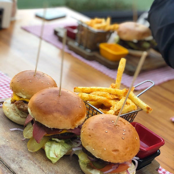 Foto tirada no(a) Burger Sound Grill Steaks por Esra Ç. em 11/10/2019