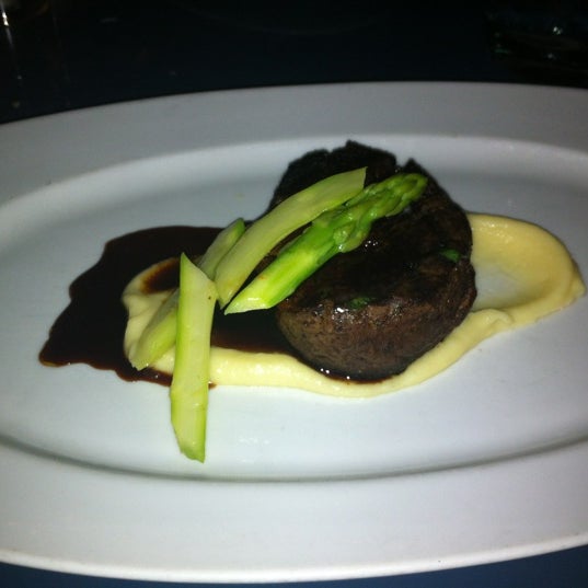 Снимок сделан в Modern Steak пользователем Jackie C. 9/20/2012