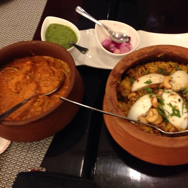 Снимок сделан в Queen&#39;s Tandoor Indian &amp; Fusion Cuisine пользователем Inggil S. 12/20/2013
