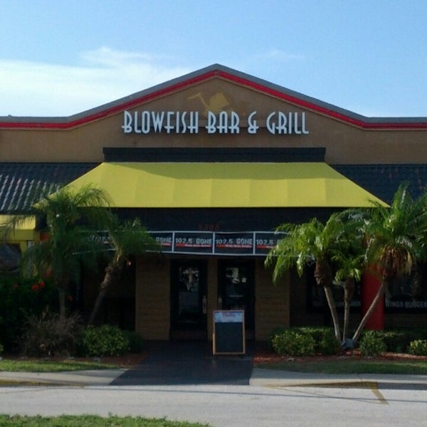 Foto scattata a Blowfish Bar &amp; Grill da Tits McGee il 6/12/2013