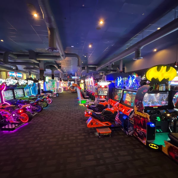 รูปภาพถ่ายที่ Dave &amp; Buster&#39;s โดย Dave T. เมื่อ 11/10/2021