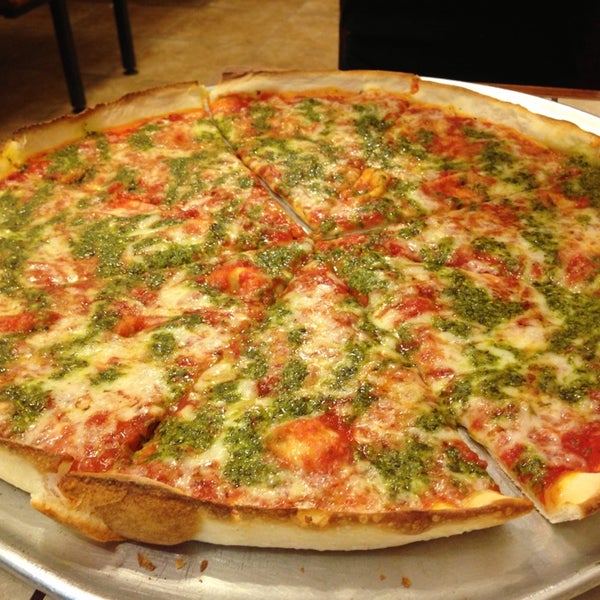 Снимок сделан в Rizzo&#39;s Fine Pizza пользователем Alex P. 8/4/2013