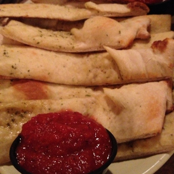Снимок сделан в Fralo&#39;s Pizza @Fralos пользователем Veronica E. 3/2/2013
