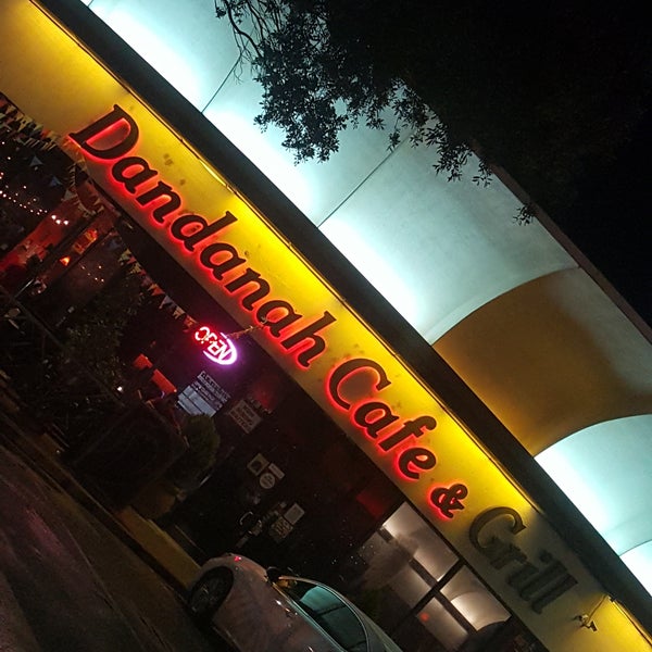 Foto tirada no(a) Dandanah Cafe &amp; Grill por Caramels&#39; D. em 6/27/2017