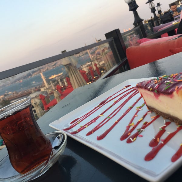 รูปภาพถ่ายที่ Kösem Sultan Cafe &amp; Restaurant โดย Merve เมื่อ 8/25/2018