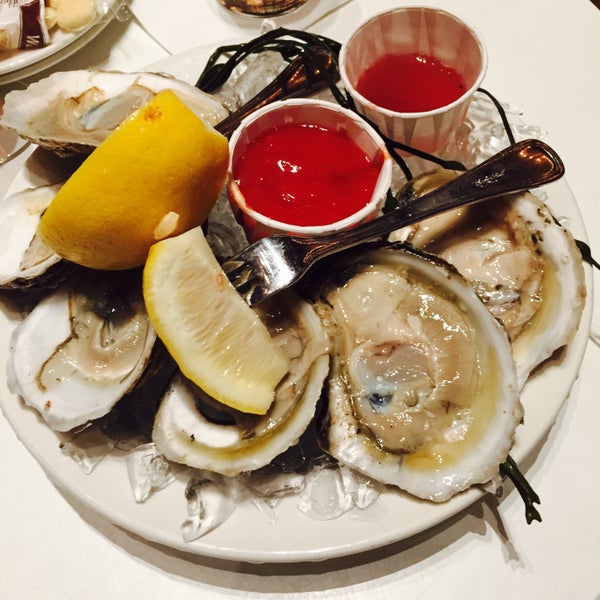 Photo taken at Grand Central Oyster Bar by Leslie F. on 3/22/2016