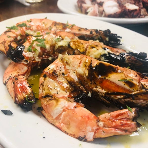 Снимок сделан в Astoria Seafood пользователем Leslie F. 5/4/2019