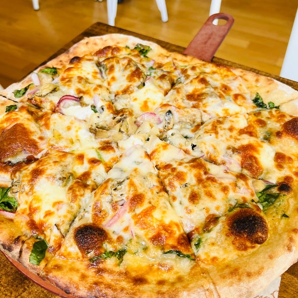 Photo prise au Tino&#39;s Artisan Pizza Co. par Leslie F. le6/20/2022