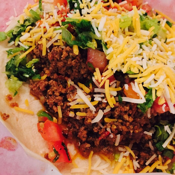 6/8/2015 tarihinde Leslie F.ziyaretçi tarafından Five Tacos'de çekilen fotoğraf