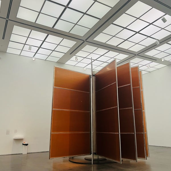Foto diambil di Museum of Contemporary Art Chicago oleh Leslie F. pada 7/24/2023