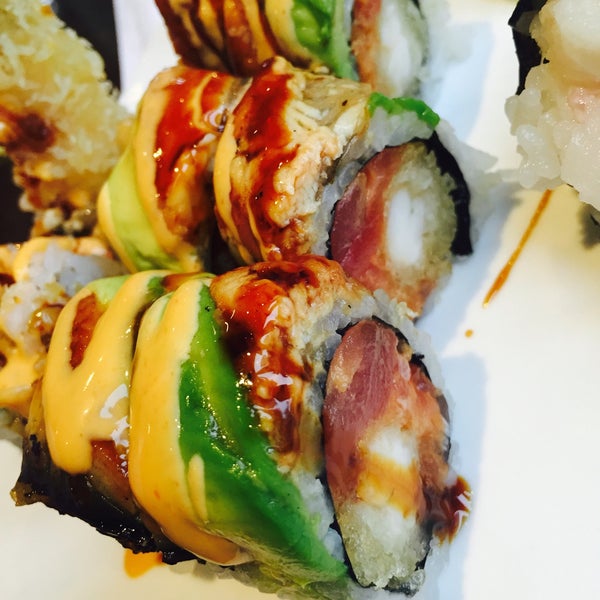 Foto tirada no(a) Kumo Sushi por Leslie F. em 6/16/2015