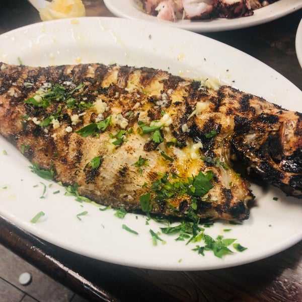 Foto scattata a Astoria Seafood da Leslie F. il 5/4/2019