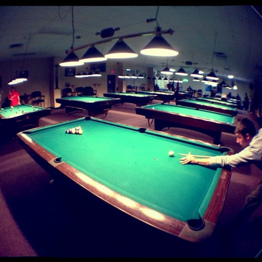 Foto tirada no(a) Van Phan Billiards and Bar por Jake B. em 9/27/2012