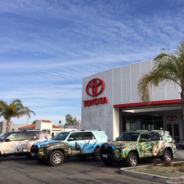 3/11/2014 tarihinde Megan H.ziyaretçi tarafından DCH Toyota Of Oxnard'de çekilen fotoğraf