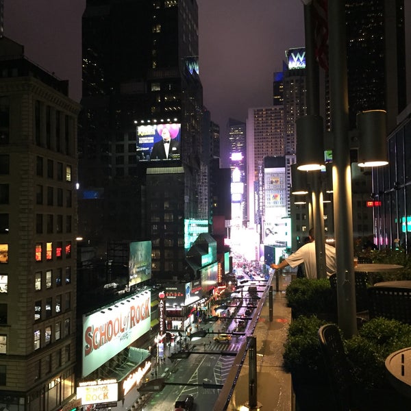 Foto tirada no(a) Novotel New York Times Square por Lisa H. em 10/25/2017