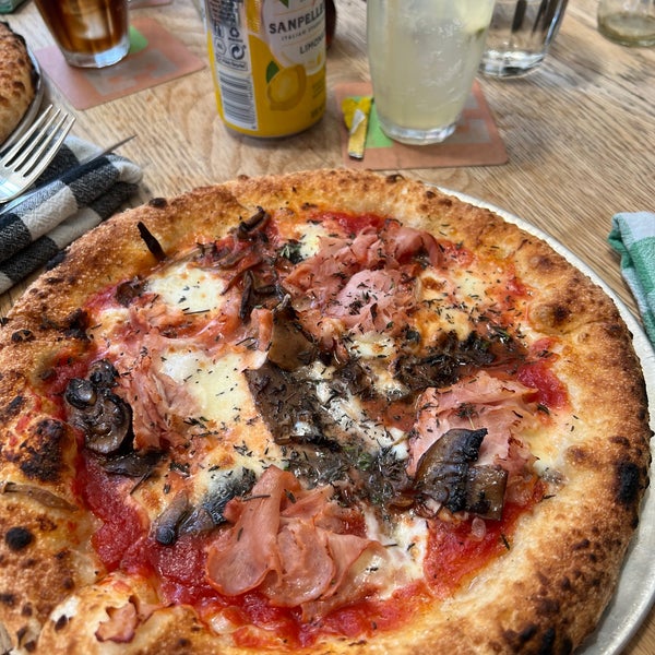 5/17/2022 tarihinde Geesun h.ziyaretçi tarafından Pizza East'de çekilen fotoğraf