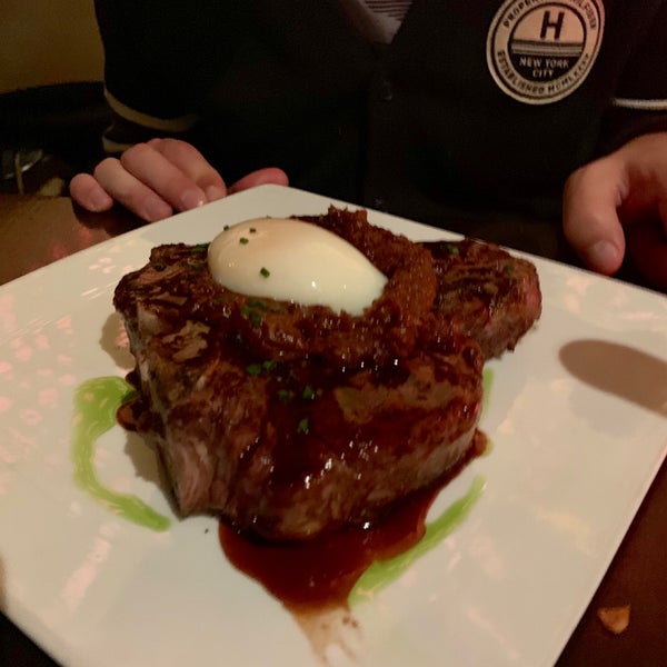 Foto scattata a 5A5 Steak Lounge da Cristian A. il 11/15/2018