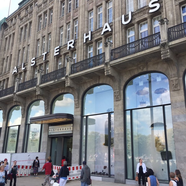 Storico grande magazzino di Amburgo. Finalmente hanno deciso di ristrutturarlo e ai cominciano a vedere i risultati