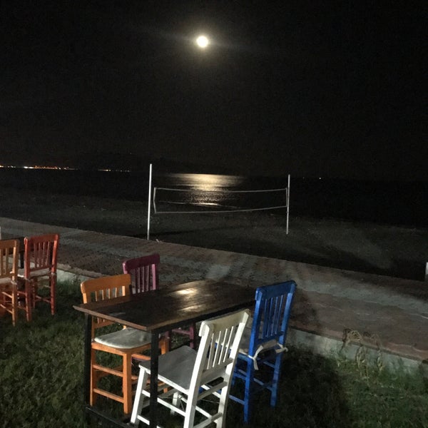รูปภาพถ่ายที่ Sever Cafe Beach Park โดย Sefer D. เมื่อ 7/4/2018