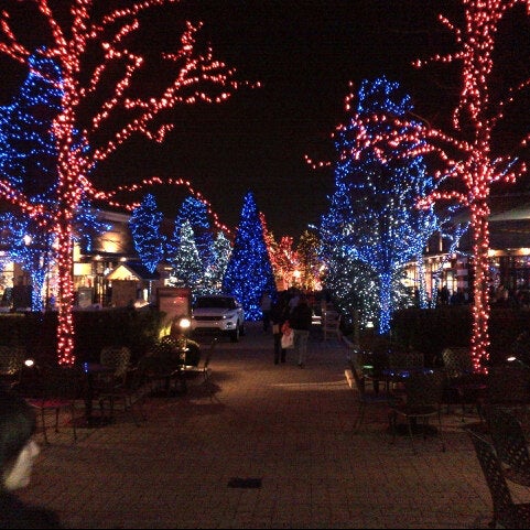 รูปภาพถ่ายที่ The Mall at Partridge Creek โดย Jeffrey B. เมื่อ 12/1/2012
