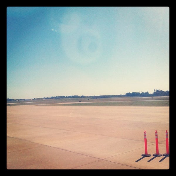 รูปภาพถ่ายที่ Tyler Pounds Regional Airport (TYR) โดย Lucia A. เมื่อ 9/19/2012
