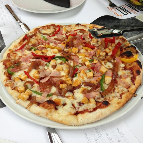 Das Foto wurde bei Saint&#39;s Bar + Pizza von Eirini R. am 6/30/2013 aufgenommen