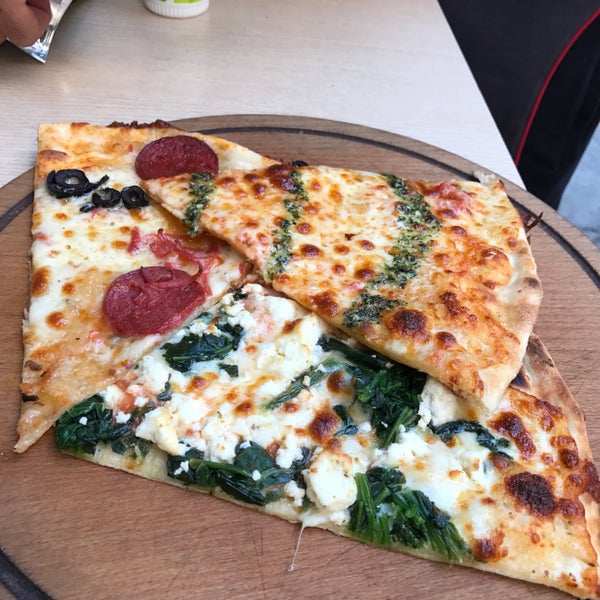 Foto tirada no(a) Pizza Vegas por Ness N. em 7/29/2017