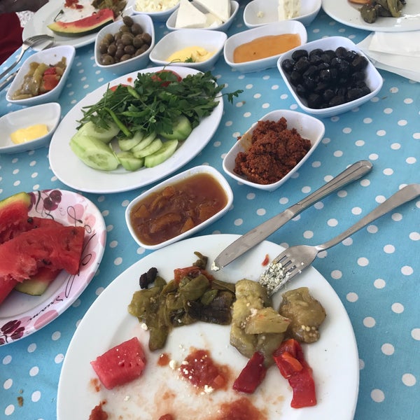 Das Foto wurde bei Dikmen Köy Kahvaltısı von Şahin am 7/31/2017 aufgenommen