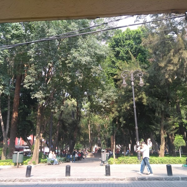 Foto diambil di Jardín Centenario oleh Zuy pada 4/29/2018