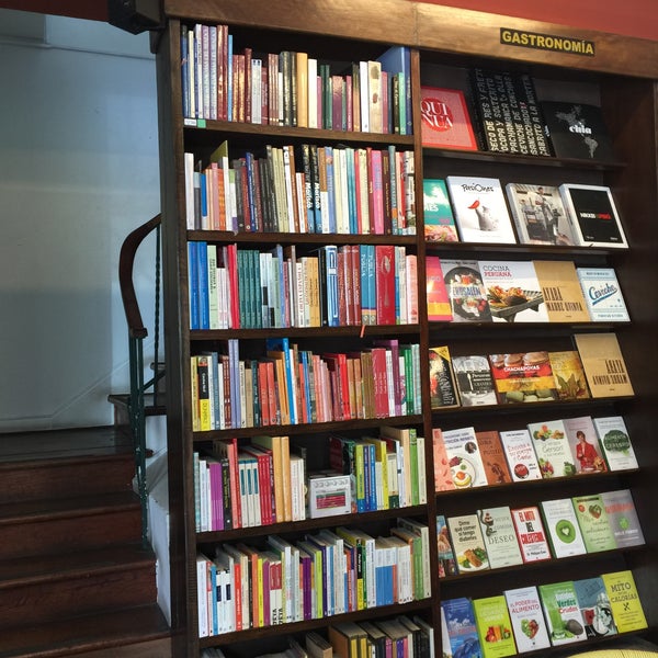 4/7/2016에 Julio Alberto W.님이 Librería El Virrey에서 찍은 사진