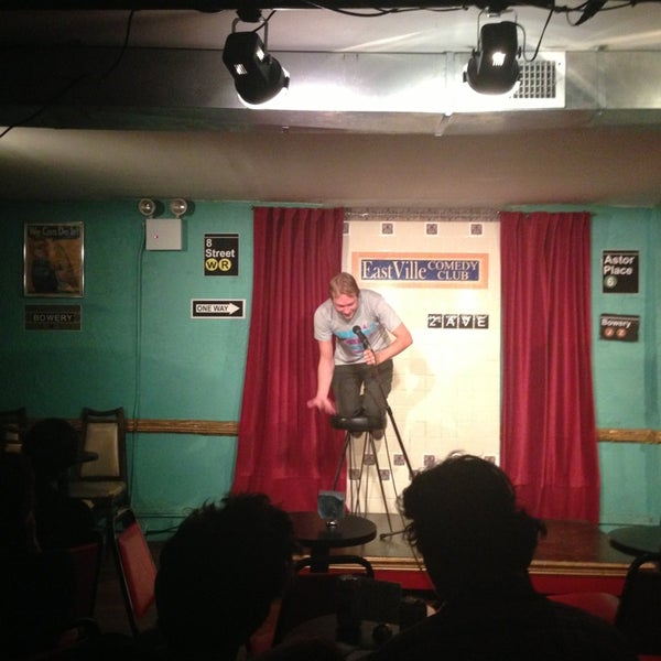Foto tomada en Eastville Comedy Club  por Lindsey G. el 10/3/2013