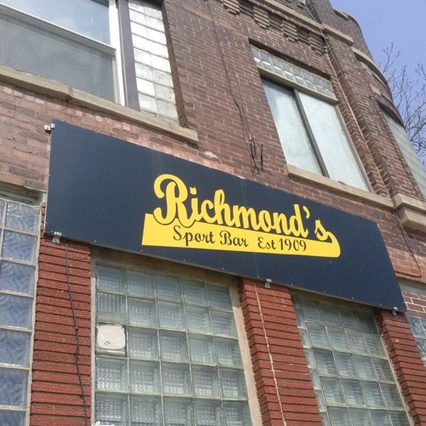 Foto tirada no(a) Richmond&#39;s Sports Bar por Richmond&#39;s S. em 7/28/2015