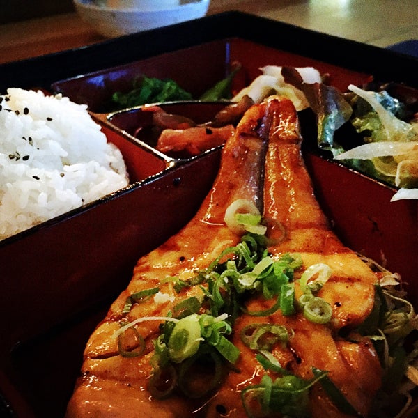 Foto scattata a Hashi Japanese Kitchen da Andy S. il 10/5/2015