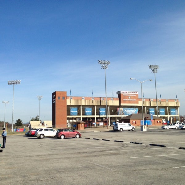 รูปภาพถ่ายที่ Salem Stadium โดย Mitchell R. เมื่อ 12/20/2013