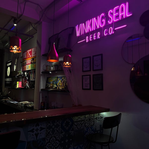 Foto diambil di Winking Seal Beer Co. Taproom oleh Maprngg🚧 pada 2/21/2023