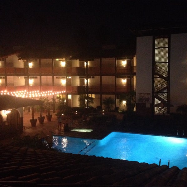 Photo taken at La Jolla Shores Hotel by Leandro C. on 12/10/2014